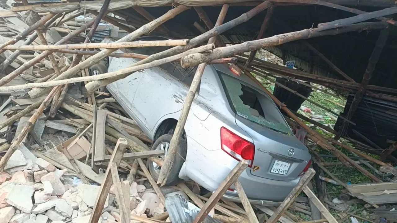 ঝিনাইদহে প্রাইভেটকার চায়ের দোকানে ঢুকে নিহত ১, আহত ৩